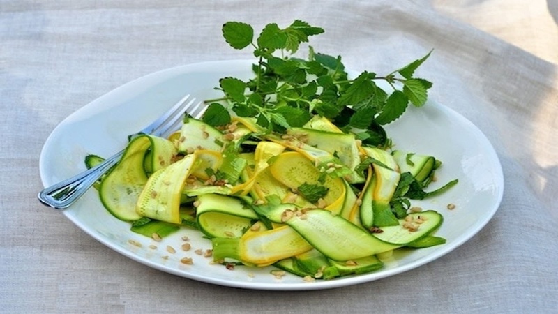 Свежий овощной салат из кабачков - лучшее средство для выведения шлаков