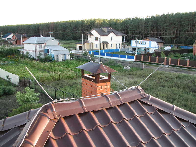 Тросовый молниеприемник на крыше частного дома
