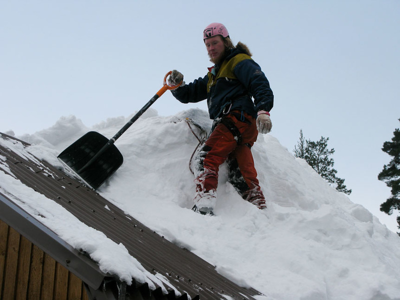 Уборка снега с крыш частных домов