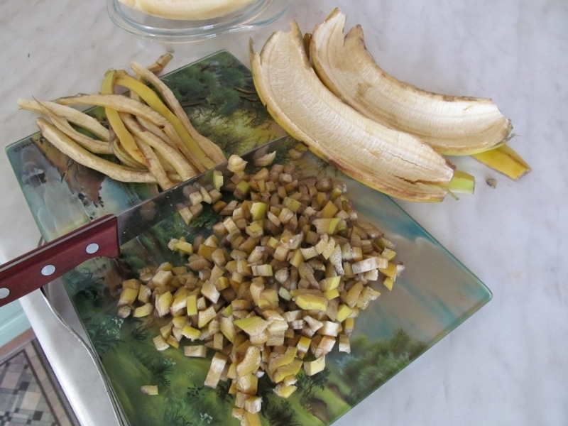 Готовим удобрение для рассады помидор из бананов