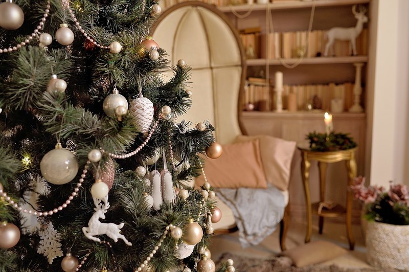 Украшение новогодней елки в год Крысы в монохромном стиле