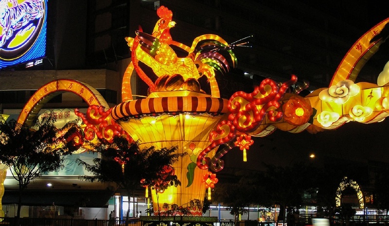 Новогодние украшения в Китае в год Огненного Петуха