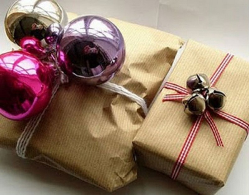 Упаковка подарков с елочными шарами