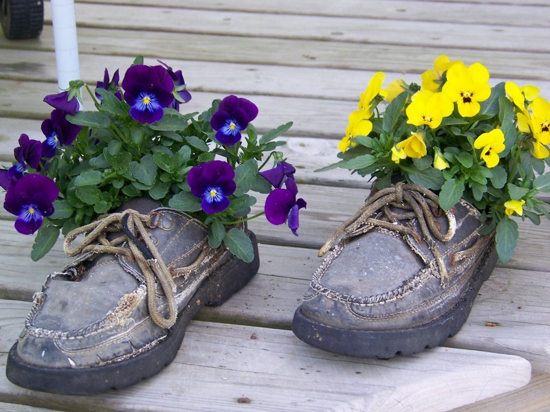 Вазон для цветов из старой обуви