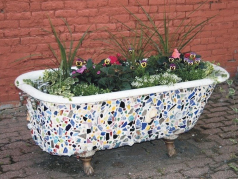 Вазон-клумба из старой ванной декорированный мозаикой