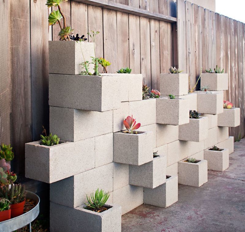Вазоны из бетонных блоков легко сделать своими руками