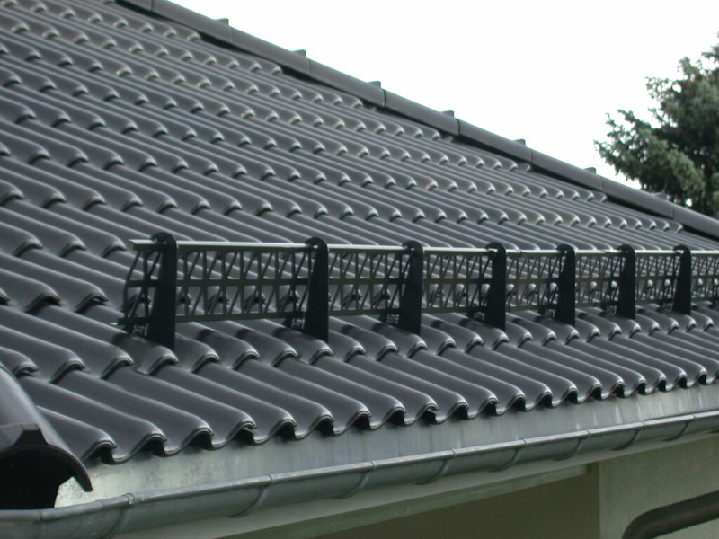 Виды и монтаж снегозадержателей на крышу