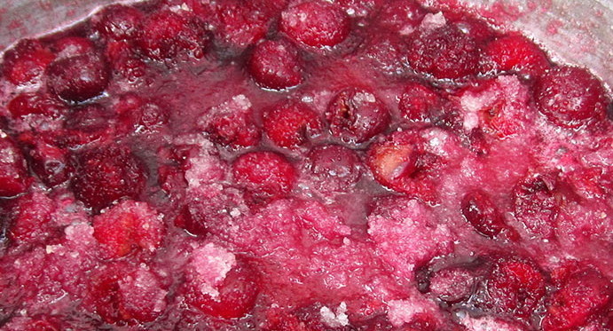 Приготовление вишни в желе перед консервацией