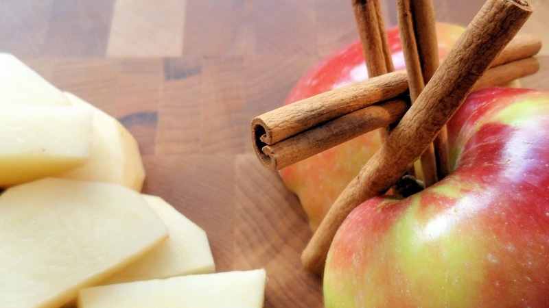 Яблоки и корица для быстрого варенья - пятиминутки