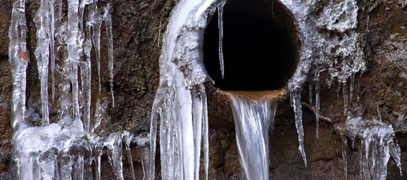 Замерзшая сточная канализационная труба