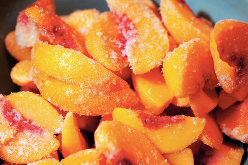 Спелые персики хранят в сушеном и замороженном виде