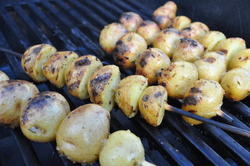 Запечённый на углях молодой картофель сохраняет все свои полезные качества