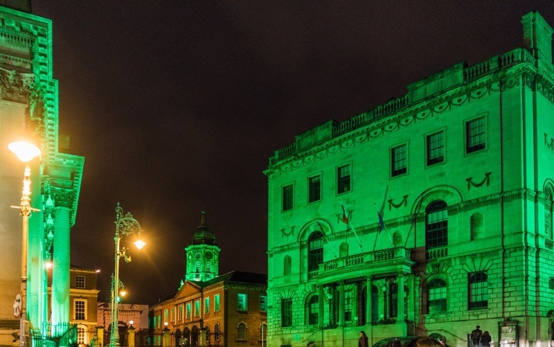 Зеленая праздничная подсветка зданий в Дублине