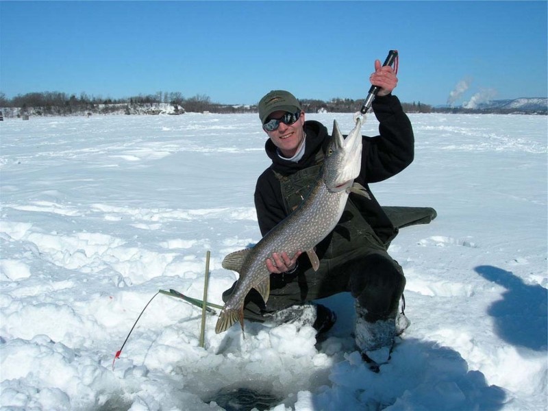 Зимняя рыбалка: выбор одежды и снастей, правила безопасности